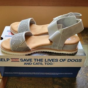 Bob's Skechers  9.5 Silver Glittery Strap Sandals- like new
